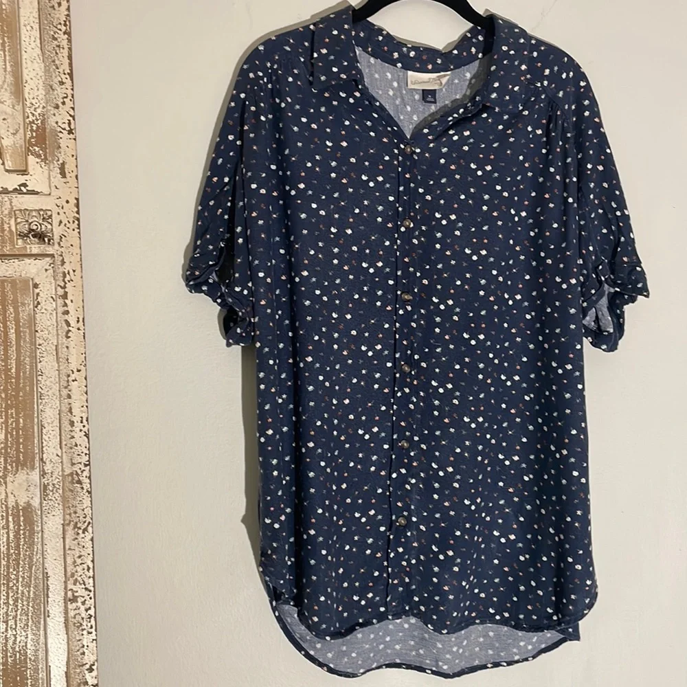 UNIVERSAL THREADS BLU FLOWER PRINT BUTTON UP SHORT SLEEVE TOP - Picture 2 of 6